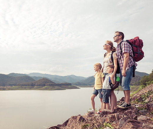 Familia contemplando el paisaje