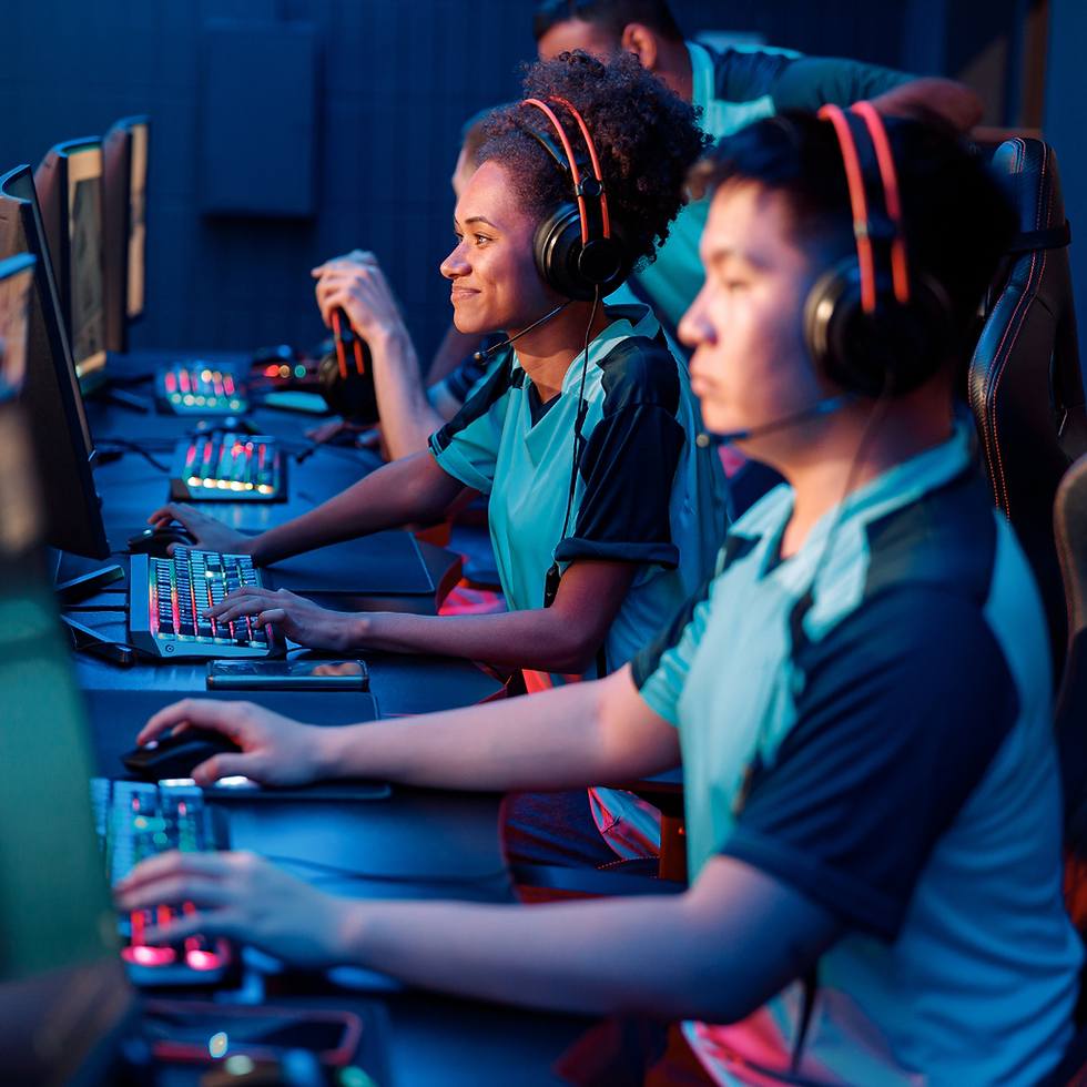 um Time de jogos eletrônicos na frente do computador.
