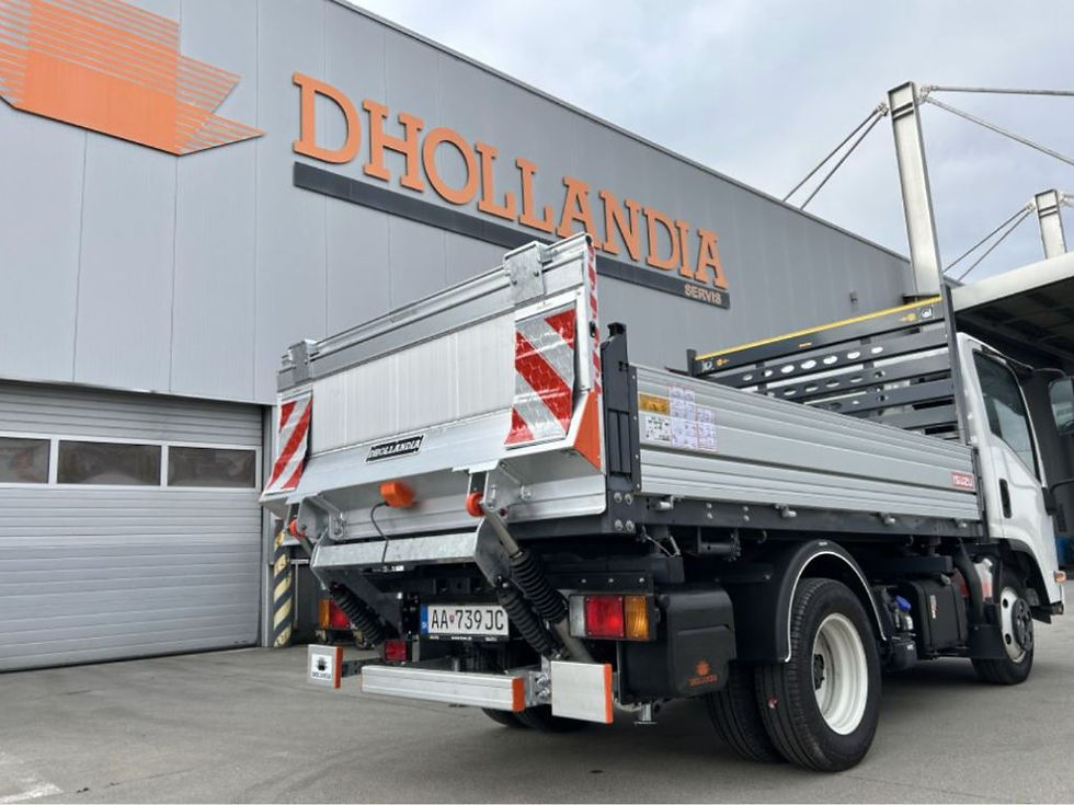 Camión con rampa de descarga hidráulica plegable Dhollandia en posición de transporte y bandas de seguridad reflectantes