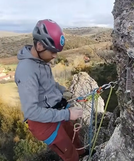 Maniobra de descuelgue cerrado en escalada