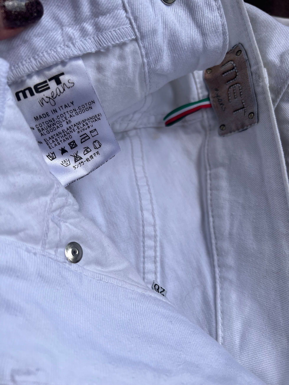 Miniaturbild: Met skinny white jeans, 26