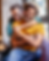 Queer homo koppel in omhelzing – inclusieve dating en liefdevolle verbinding