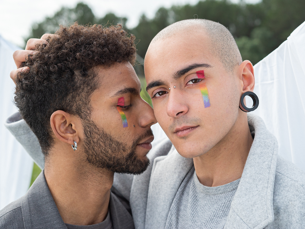 Twee mannen met pride-stickers op gezicht knuffelen – Adoré Matchmaking België