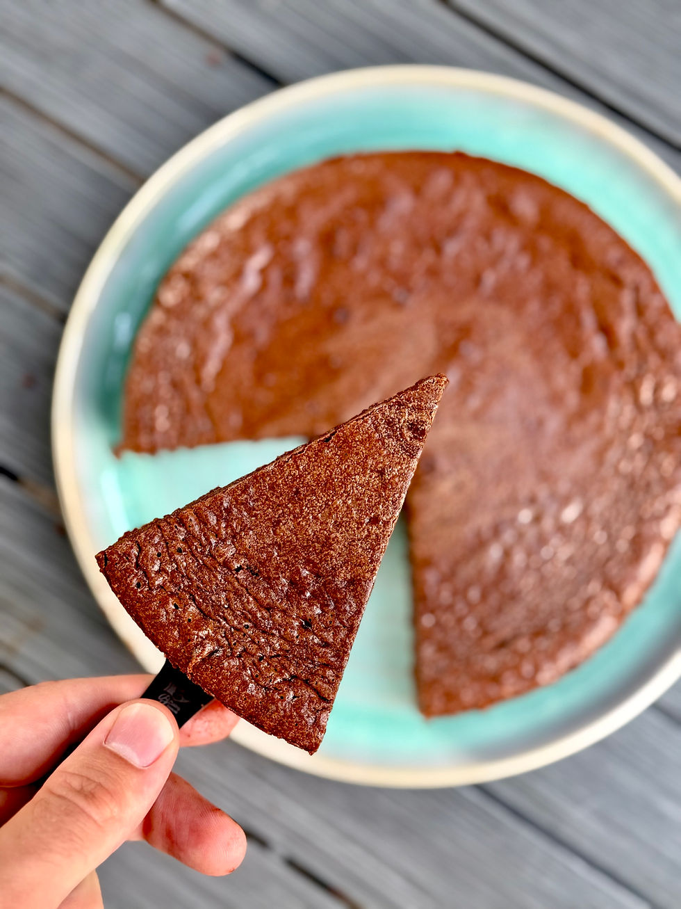 Sortir 15 minutes avant dégustation et savourer ce fondant ultra chocolaté avec une touche de caramel.