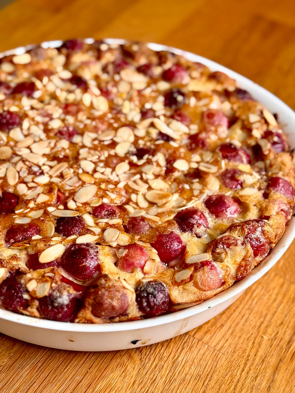 Clafoutis aux cerises du jardin, fait maison avec amandes effilées sur le dessus