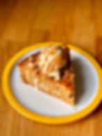 Part de Crinkle Cake Pomme, Caramel & Beurre Noisette avec glace vanille