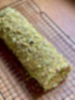 Bûche Pistache Fleur d'Oranger en cours de décoration