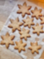 Biscuits de Noël à la sortie du four avant décoration