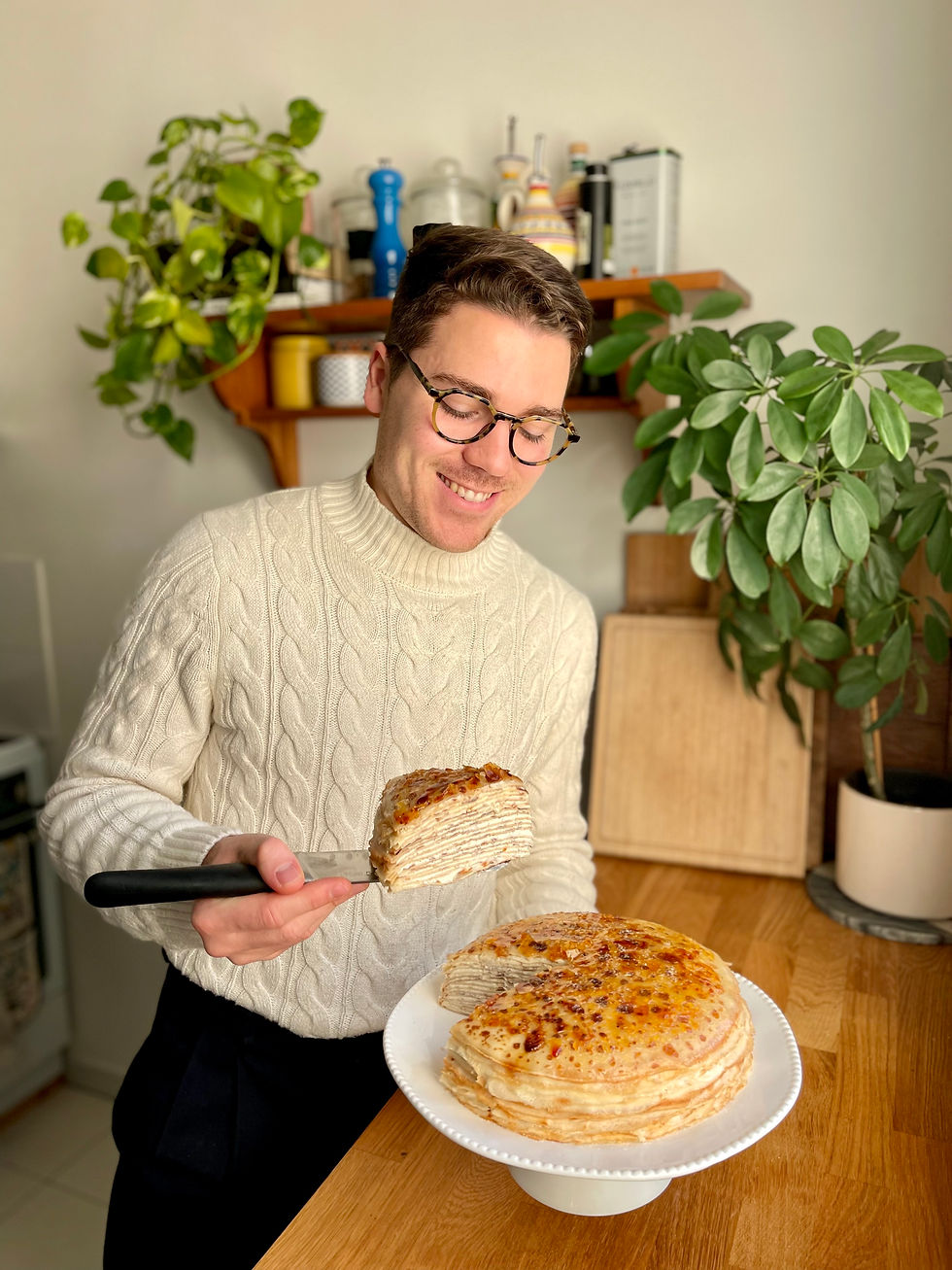 Découpe d'une part de Gâteau de Crêpes Crème Brûlée