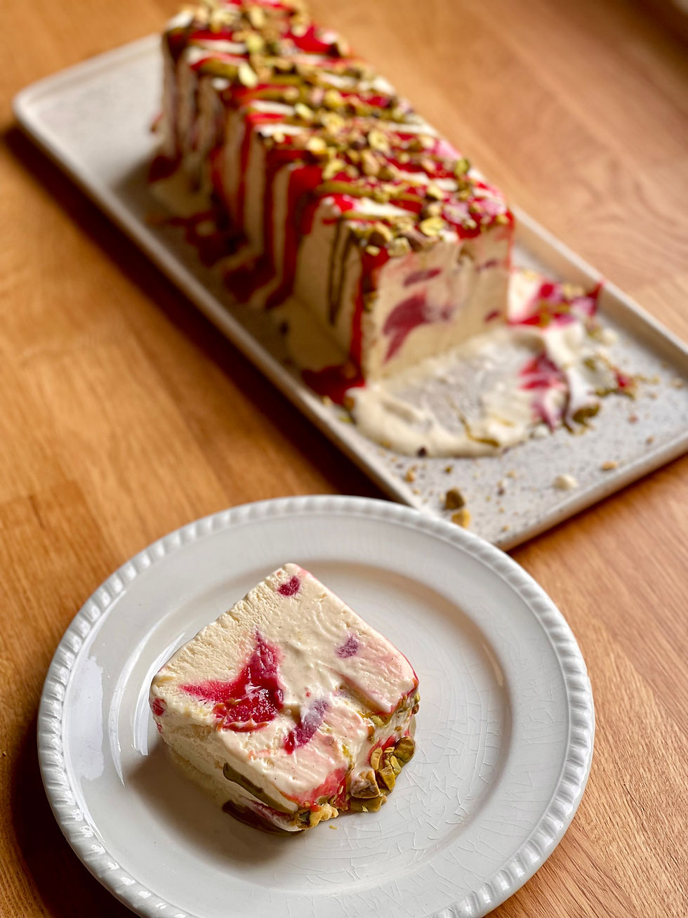 Une part et le Semifreddo Framboise et Pistache