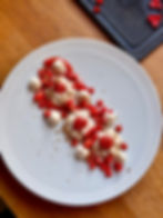 Tarte aux Fraises Revisitée en cours de montage dans l'assiette