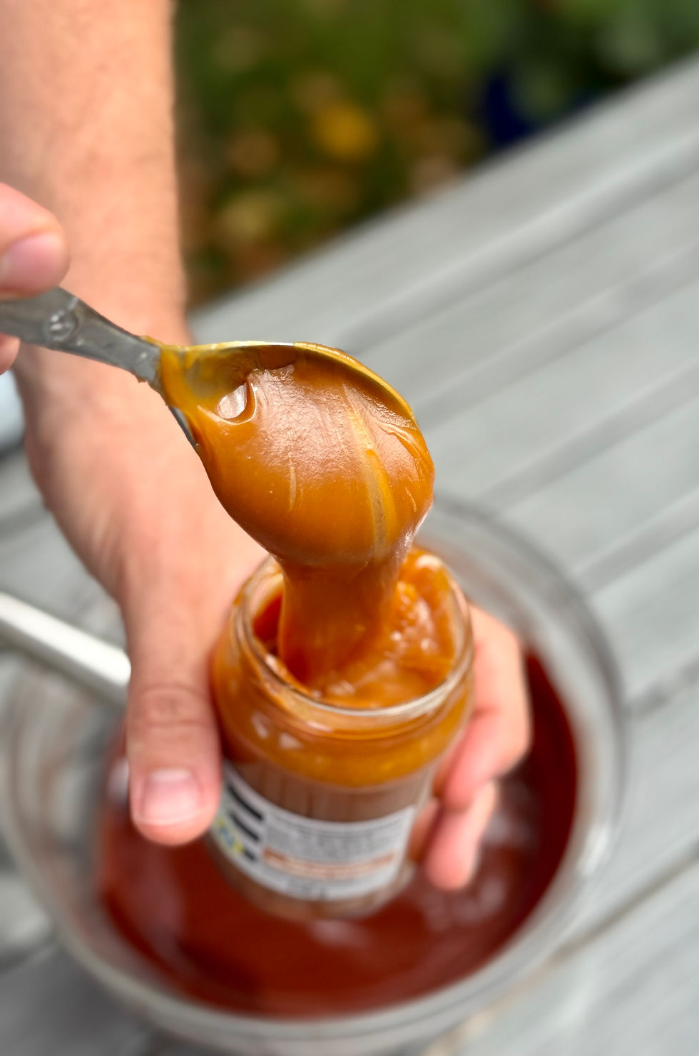 Ajouter le caramel beurre salé dans le chocolat fondu et mélanger.