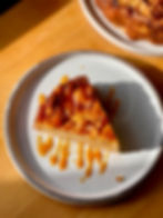Part de Gâteau Invisible aux Pommes et Sauce au Caramel