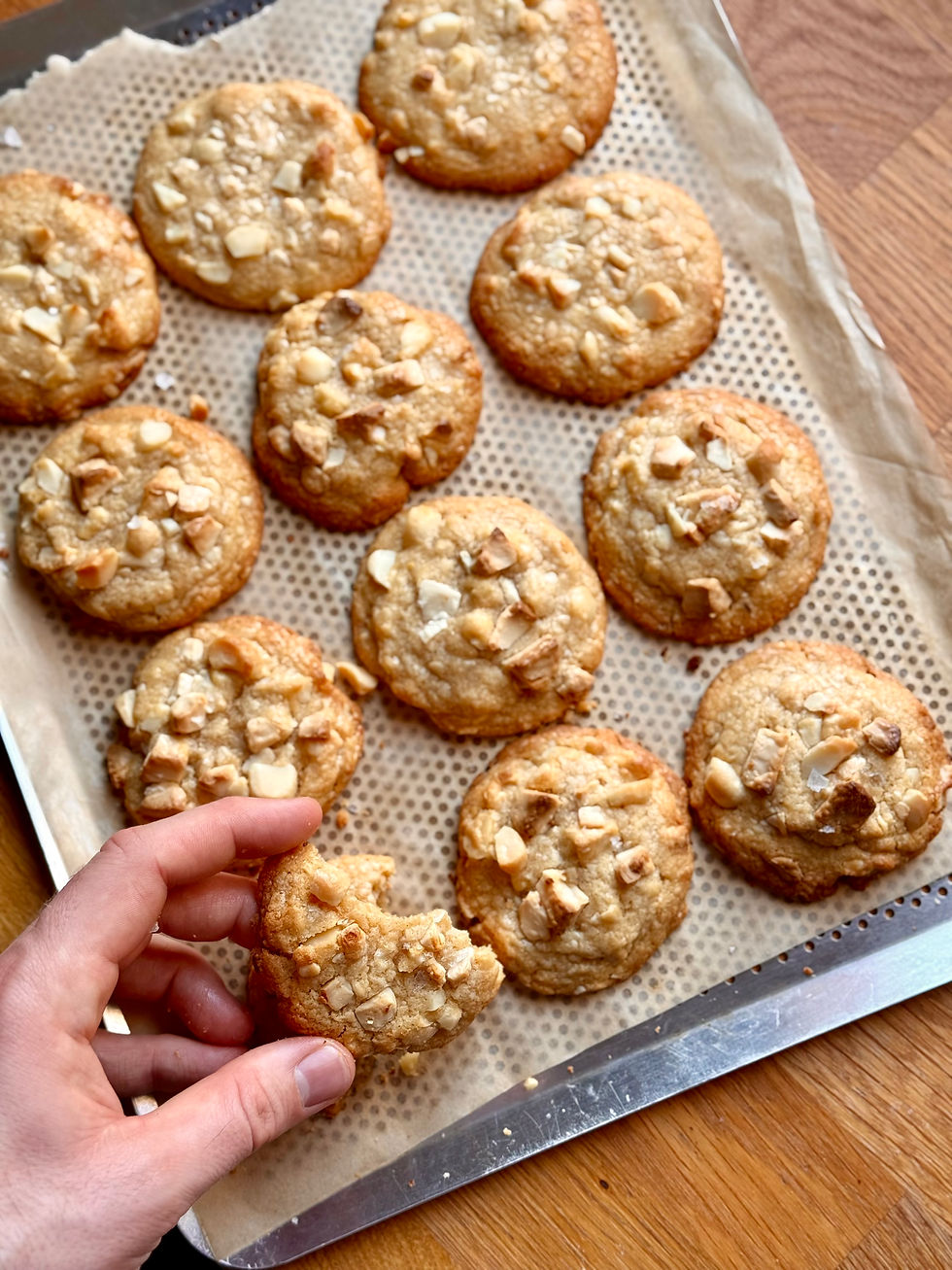 Cookies Macadamia Chocolat Blanc en cours de dégustation