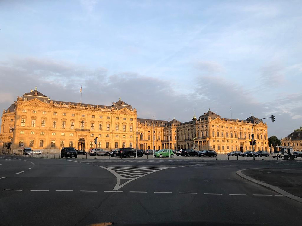In den Abendstunden erleuchtet die Residenz in einem goldenen Licht