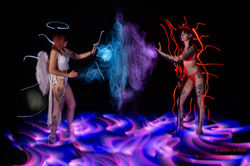 2022-11-12 Camille 1207 & Sarah 1206 - lightpainting9