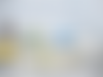 Laboratory setup with cosmetic raw materials, beakers and a particle size distribution chart, illustrating how material integrity affects cosmetic performance beyond INCI names.