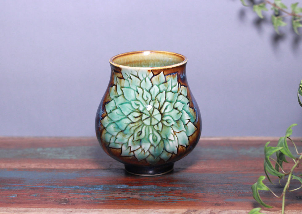 Curvy dahlia design teabowl