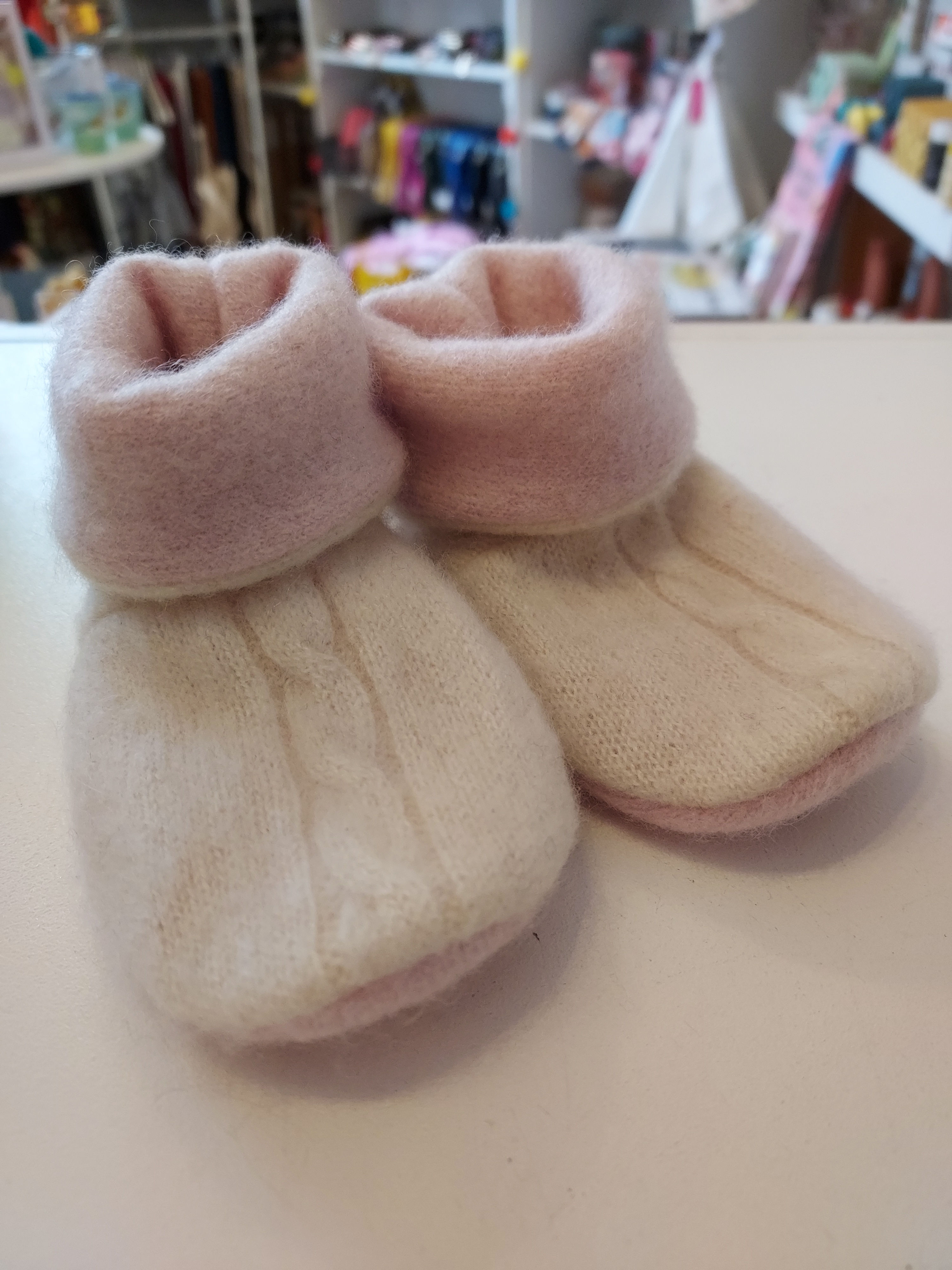 Reversible Cashmere Booties - Cream Cable/Pink