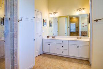 En suite before