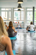 Yoga-Kurs in hellem Studio