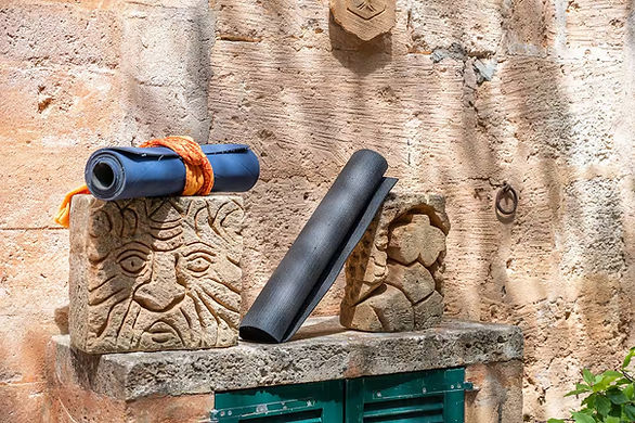 Zwei Yogamatten auf Stein, Mallorca-Rückzug 2025