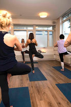 Yogastunde: Teilnehmer in Baumhaltung