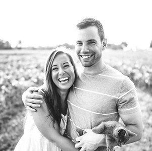 Ein Paar und ihre Katze