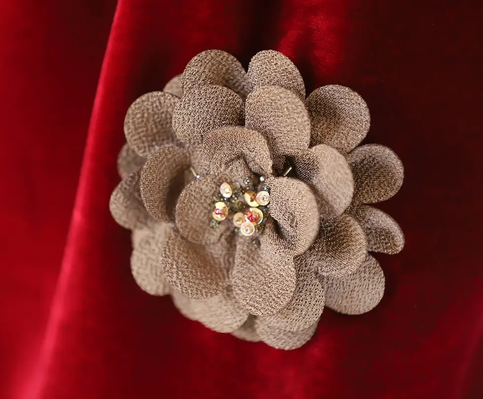 broderie camélia bronze éclats d’ambre perles et tubes or gros plan