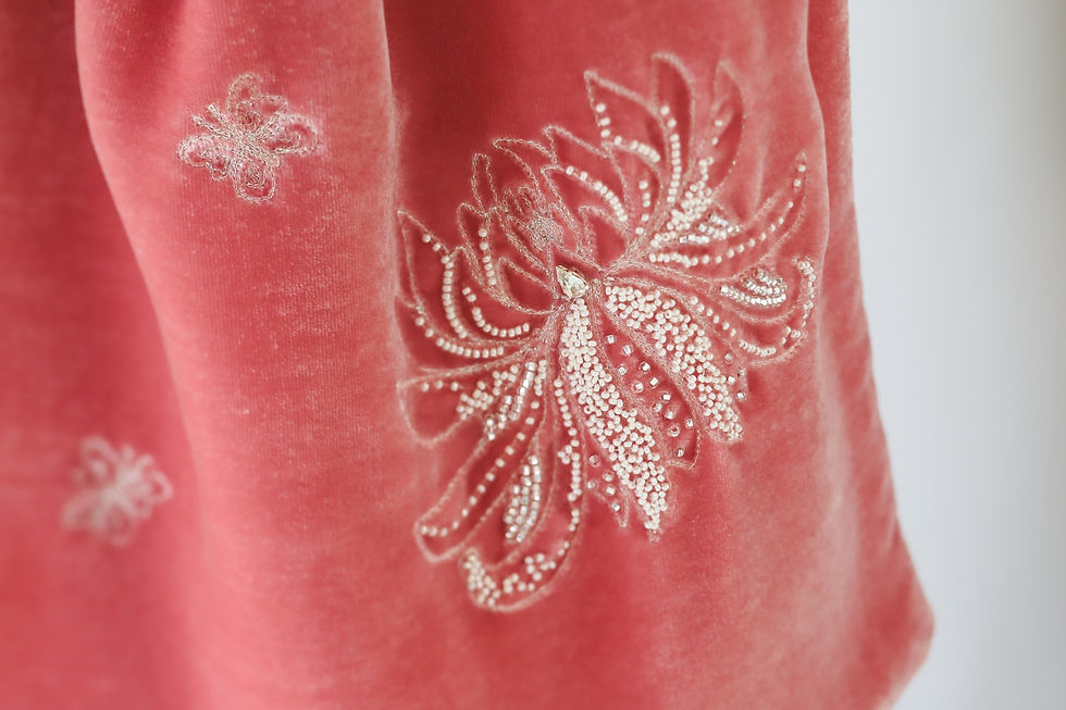 Miniature : echarpe-velours-soie-rose-broderie-art-detail-lotus-papillons-cristal-swarovski