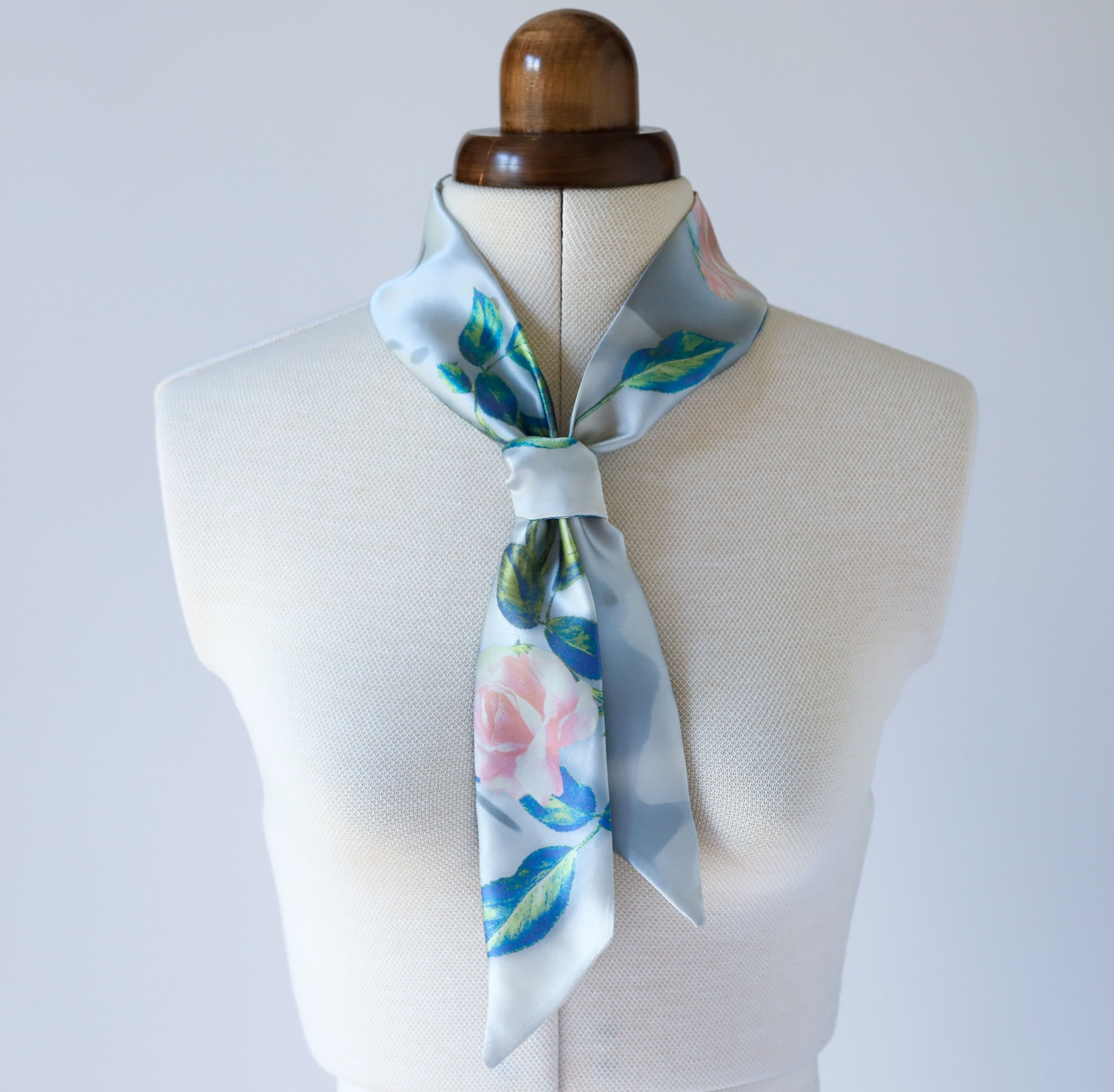 Tour-de-cou-satin-soie-gris-perle-rose-haute-couture