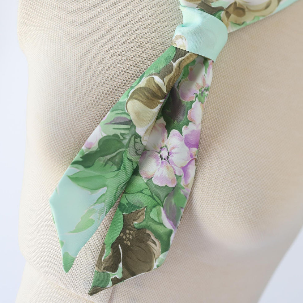 tour-cou-soie-bijou-fait-main-france-rose-sur-fond-vert-noue