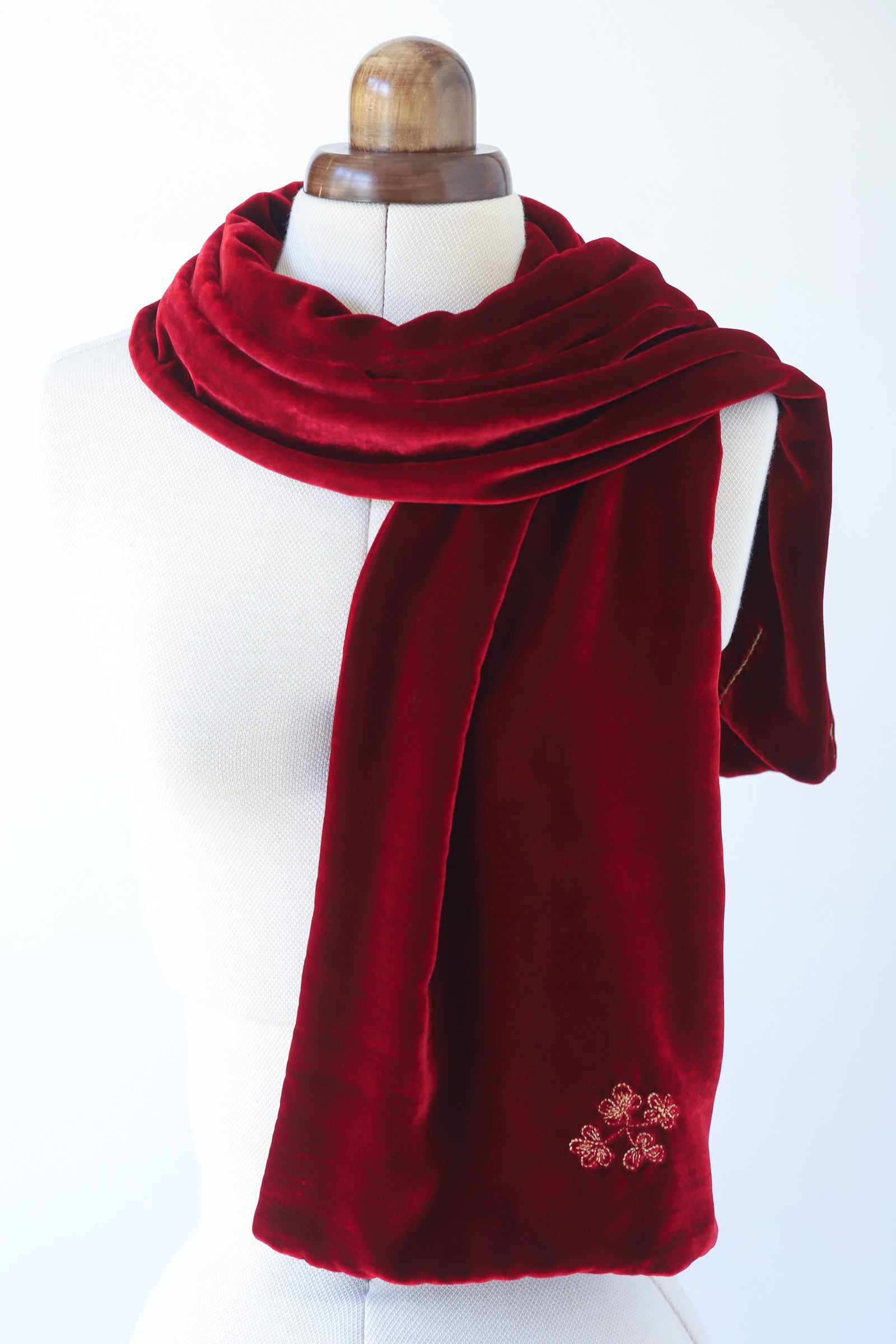 Echarpe-velours-soie-rouge-broderie-fleurs-fait-main-france-luxe