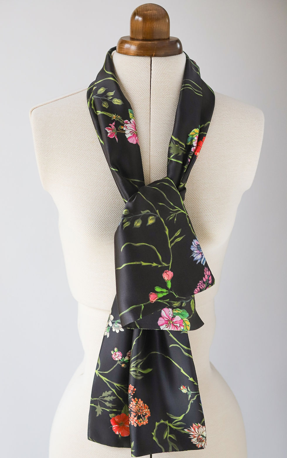 Miniature : foulard-soie-laine-fleurs-multicolores-fond-noir-vue-de-face