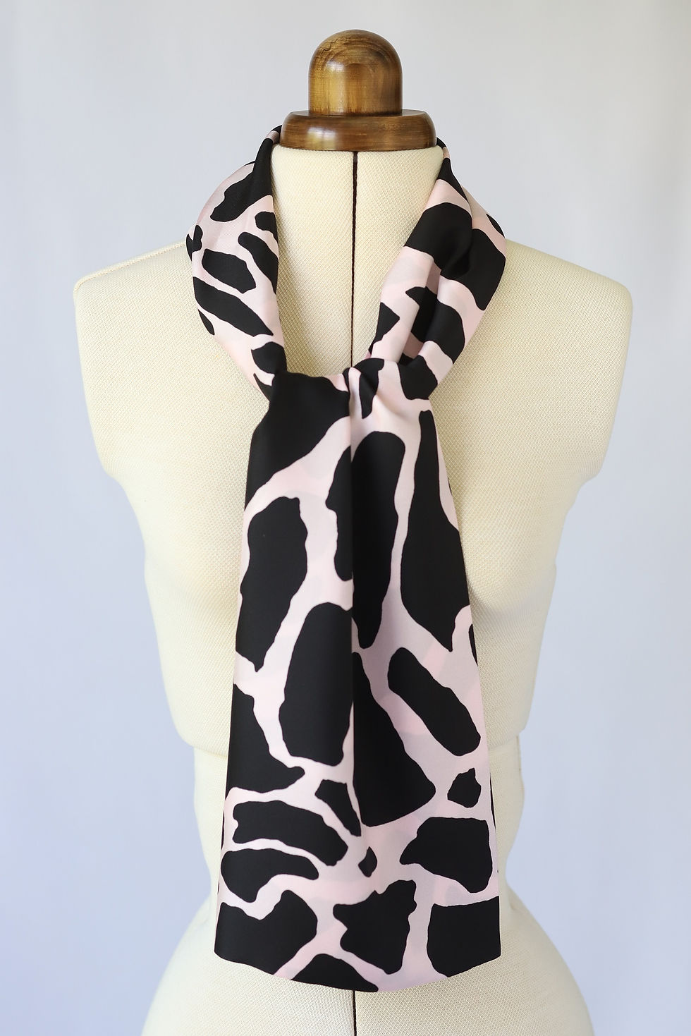 foulard-twill-de-soie-imprimé-girafe-rose-saumon-fait-main-luxe
