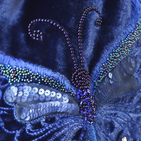 Broderie d'art sur velours de soie bleu royal avec perles et paillettes, motif papillon - Artisan d'Art brodeuse Plumes de Soie