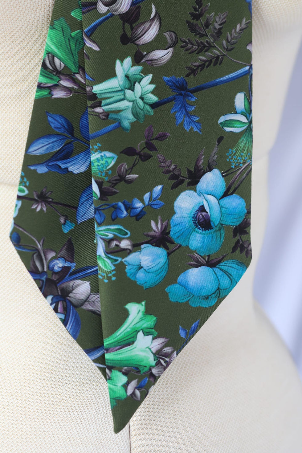 Miniature : tour-de-cou-twill-de-soie-jardin-bucolique-fond-vert-fait-main-france-artisanat-luxe-zoom