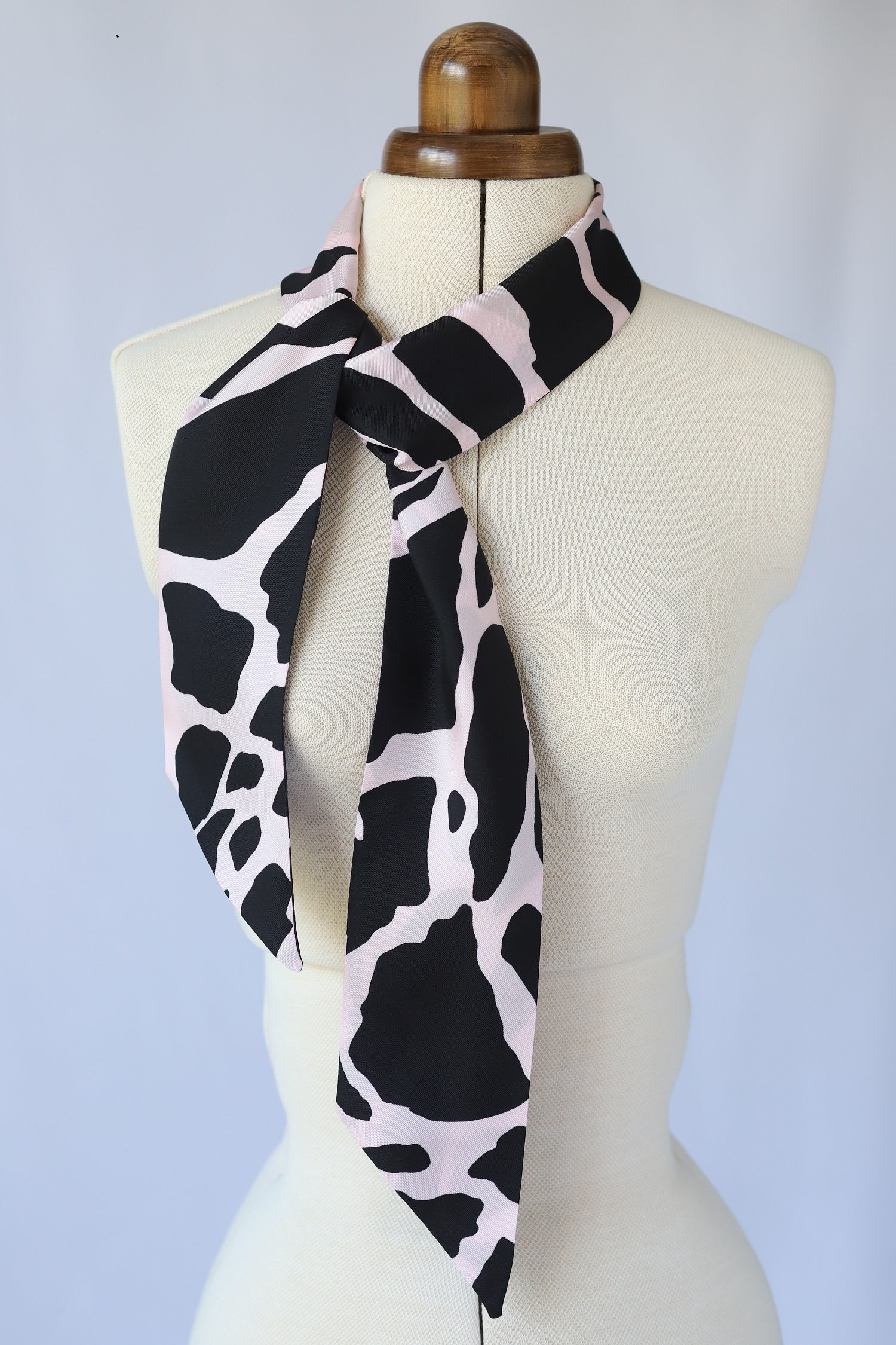 tour-de-cou-twill-de-soie-motif-girafe-fond-rose-saumon-fait-main-artisanat-luxe-creation