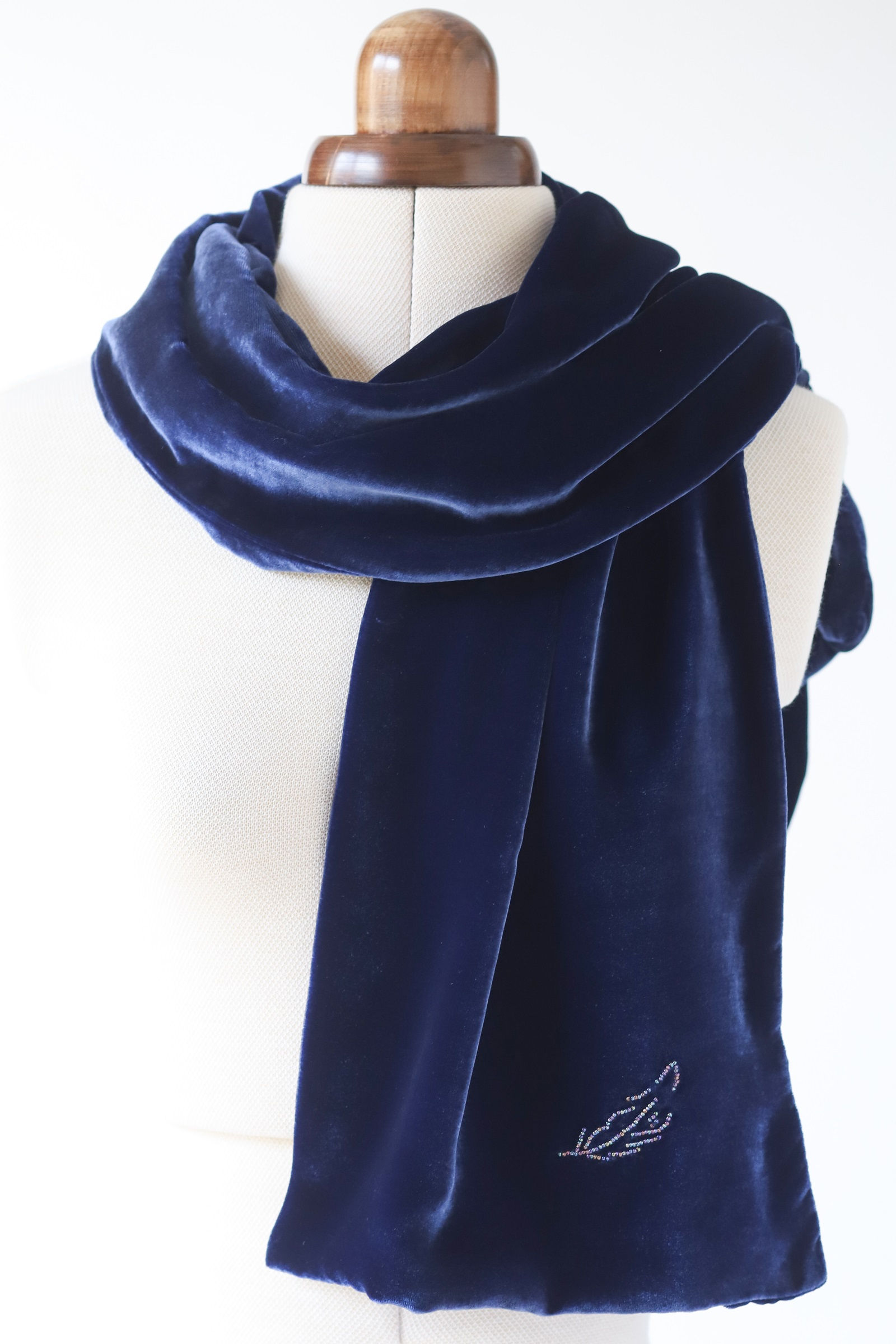 Echarpe-broderie-feuille-perle-velours-soie-fait-main-france-bleu-royal-luxe-creation-artisanat