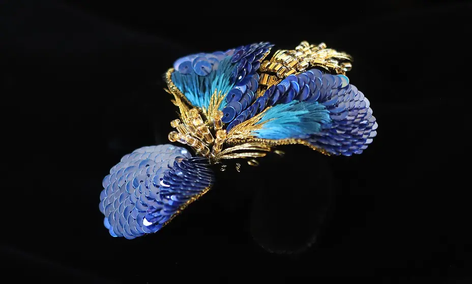 Anne-Sophie-Deillon-artiste-brodeuse-art-velours-soie-iris-or