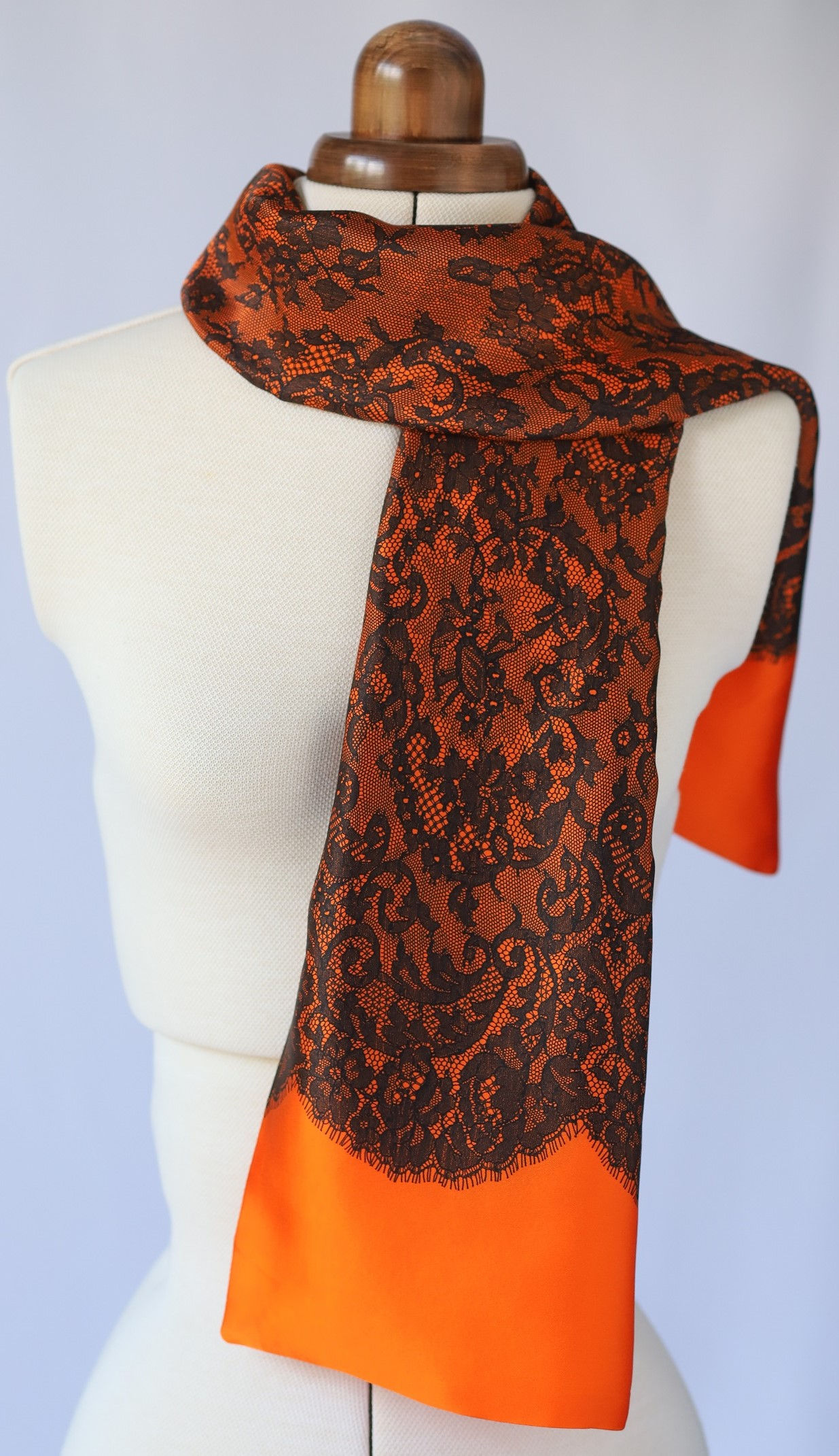 foulard-satin-de-soie-orange-tangerine-dentelle-fait-main-france-luxe-creation