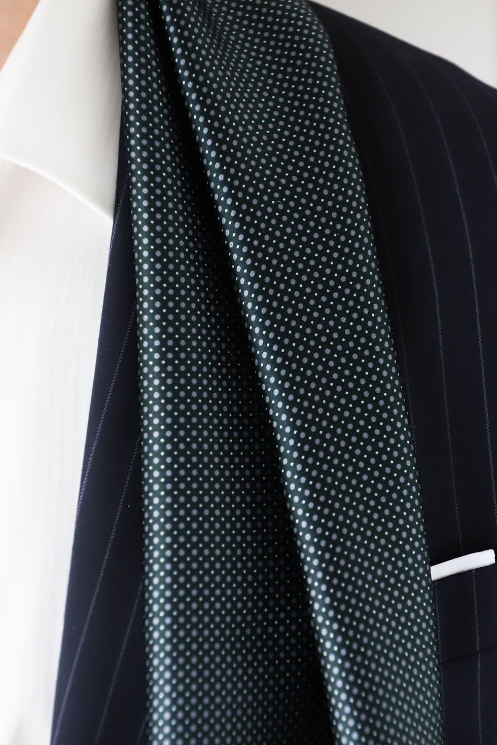 Miniature : foulard-homme-soie-eclipse-fait-main-france-artisanat-luxe-gris