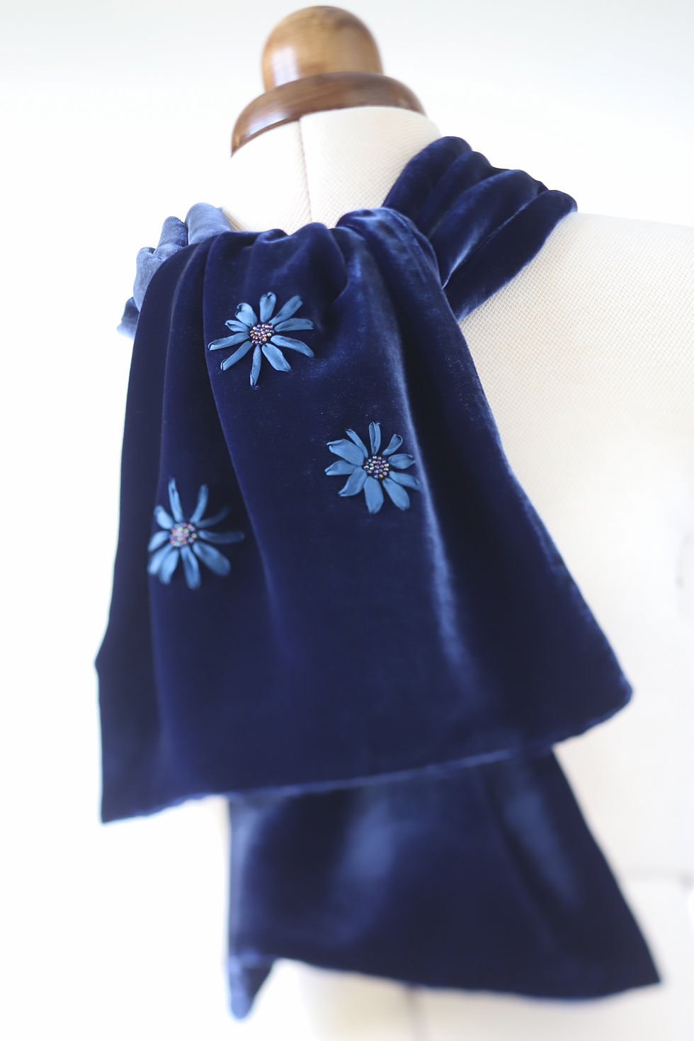 Miniature : Echarpe-velours-soie-broderie-fleurs-ruban-fait-main-france-bleu-luxe-gros-plan