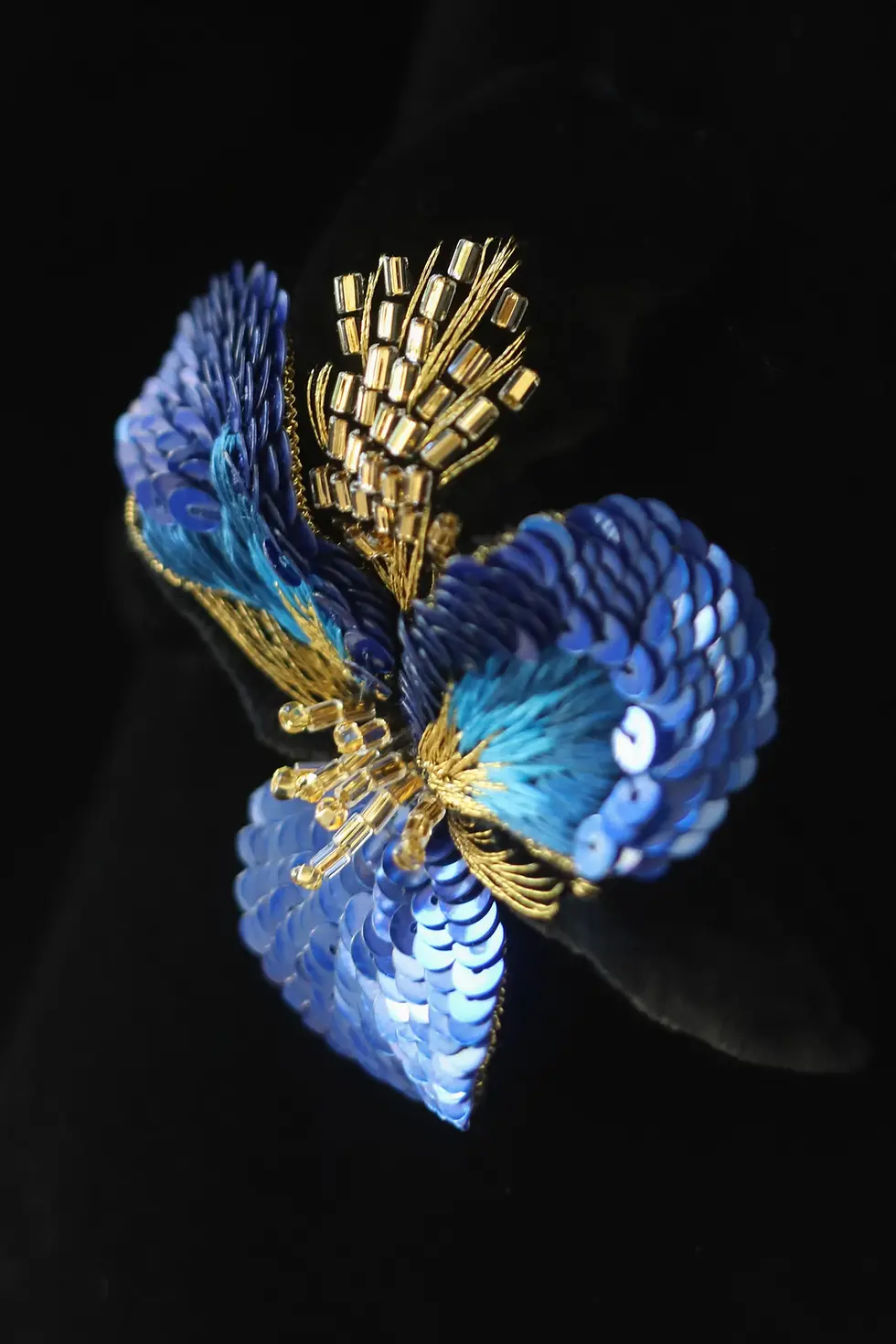 Miniature : zoom sur l'iris d'or, broderie d'art sur écharpe en velours de soie