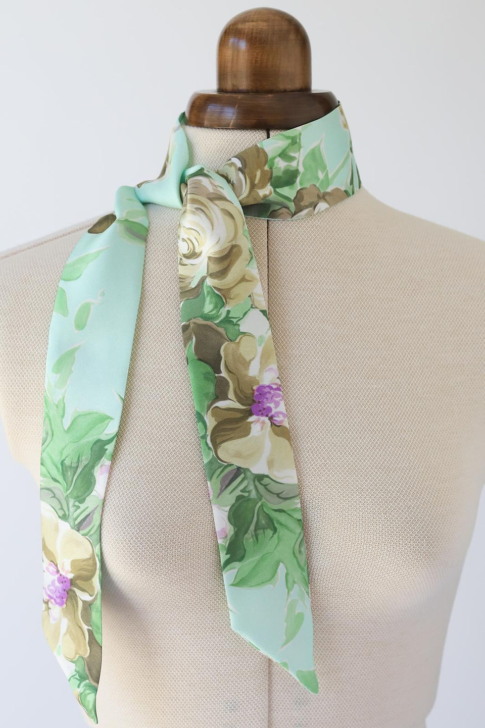 Miniature : tour-cou-soie-bijou-fait-main-france-rose-sur-fond-vert-cravate