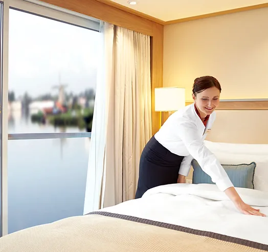 CC_Longships_Explorer_Suite_Bed_Stewarde.webp