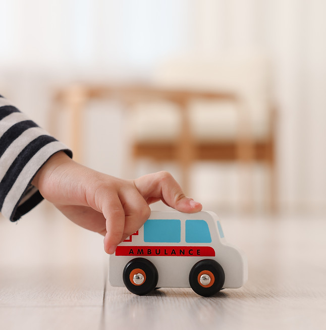 Kind spielt mit Auto