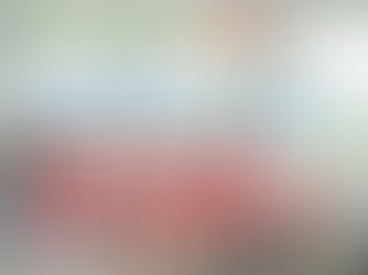 オフィスでノートパソコンを操作する人と赤ちゃん。背景に窓と緑。上部と中央に育児法改正に関するテキスト情報。