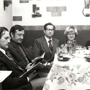 Uczestnicy spotkania u Józefa Adamskiego, od prawej: Stanisław Poźniak, Urszula Adamska, Bogdan Sobieski i Jan Giedrojć