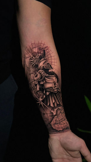 Mitolojik figürlerden ilham alan detaylı kol dövmesi, Ankara Ink Story Tattoo.